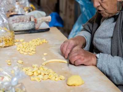 ...permette di arrotolare l�impasto fino a farlo diventare lungo e sottile. A questo punto con il coltello ne taglia una piccola parte...